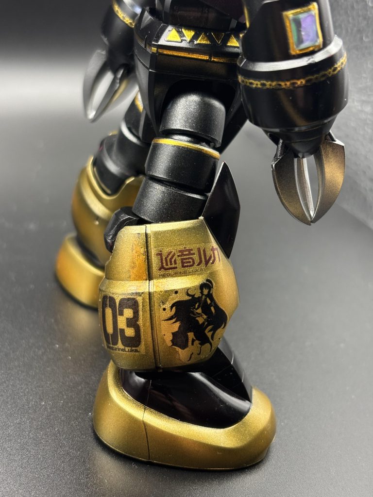 今まで自作デカールはシールドや広い脚部パーツに余裕で貼っていたのですが、このやや狭めのブーツ部分に貼るところがちょいと苦労しました😅