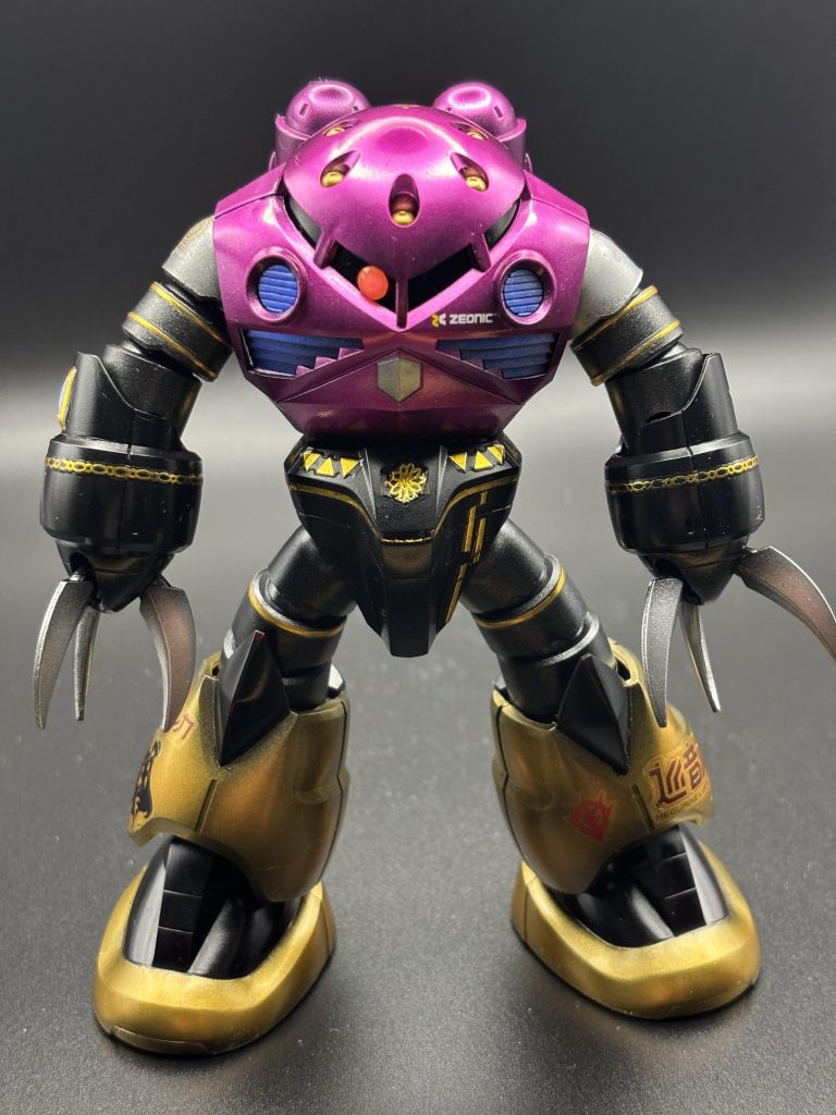 あと腕や腰、太腿部にネイルシールを巻いたり、貼ったりしています。ゴールドのラインがいいアクセントになり、ルカの衣装やベルトをイメージできたかなと思います。手軽に装飾できてよきです✨