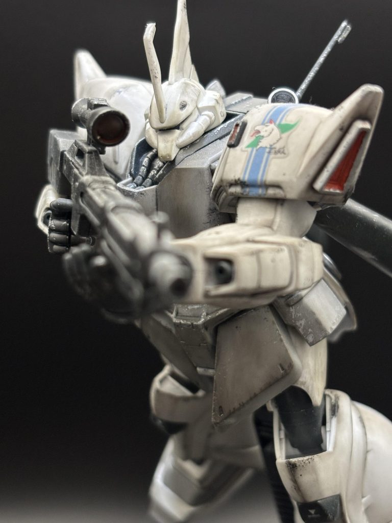 結構昔のキットがベースになっているっぽいので、ほとんど可動しませんが、一応撮影アングルでビームライフルを構えているような感じに…