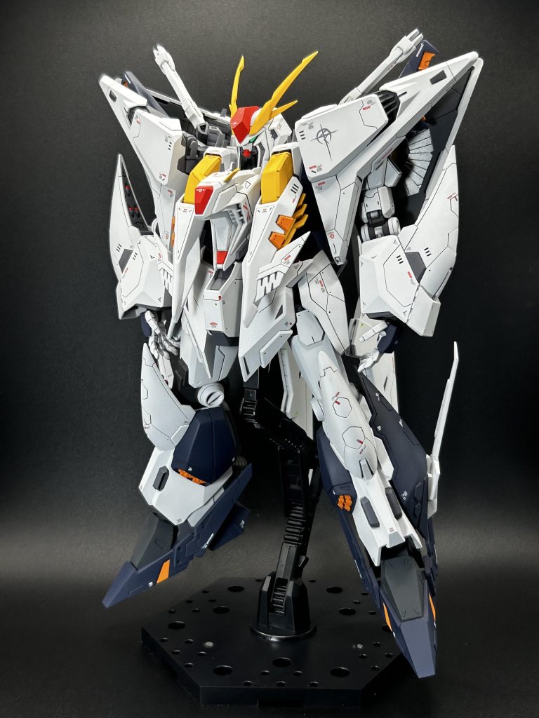 プロポーションは太ももで2㍉延長したのみ。各部にスジボリ追加、MGガンダムデュナメスの手首を移植、胸部アンテナをプラ板をフィン状に切り出したものに変更、足先端はプラ板で延長しています。