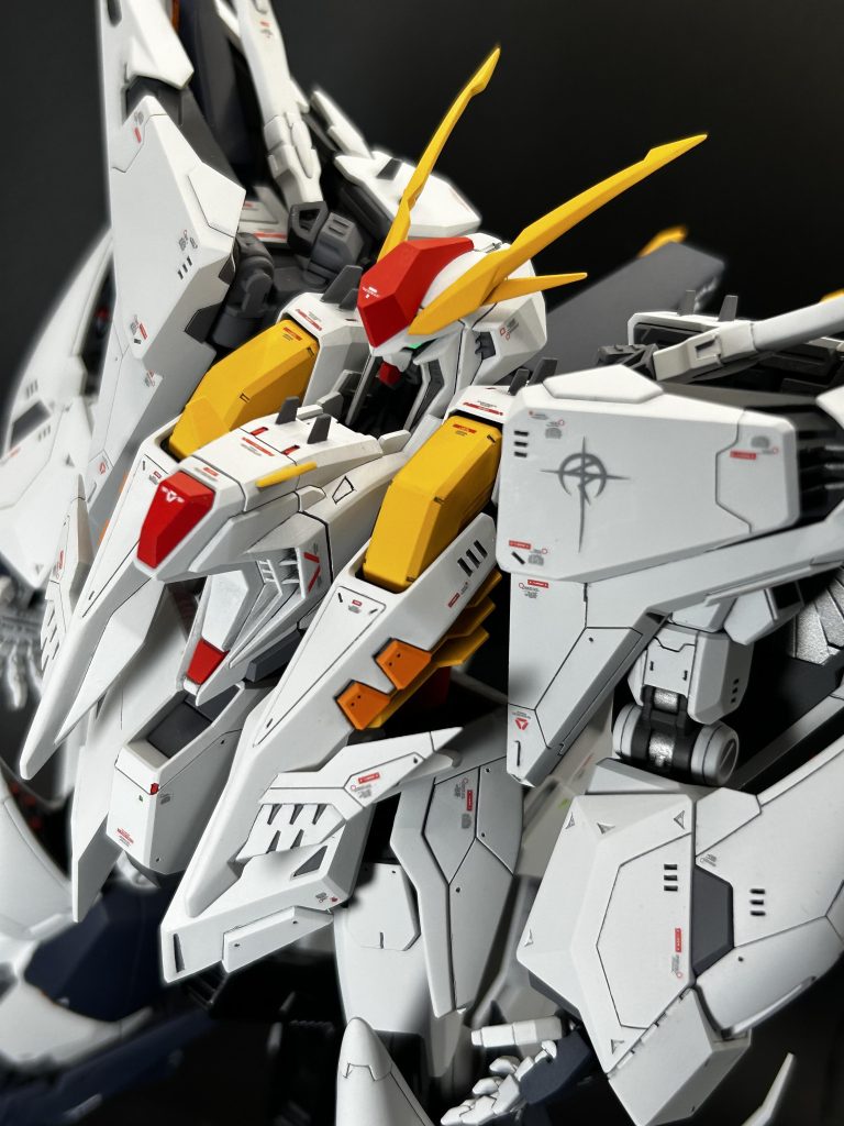 各部にフィン状に切り出したプラ板を追加、凹モールド部をプラ板で凸モールドに変更、股間のグレー部分を奥にずらし奥行を出しています。