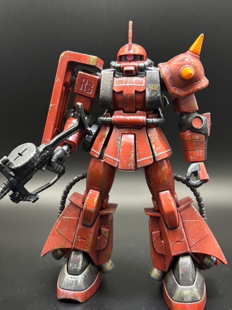 正面です。基本無塗装です。モノアイはガンダムマーカーの蛍光ピンクで塗ってます。成型色を活かそう（塗装がめん…）と思ったので、ウェザリング練習機として遊んでます。今回もリアルタッチマーカーグレー3を真っ黒に塗りたくって、メラミンスポンジで拭き取ってます。これだけで色のトーンがちょっと落ち着いておもちゃ感が消えるから不思議✨