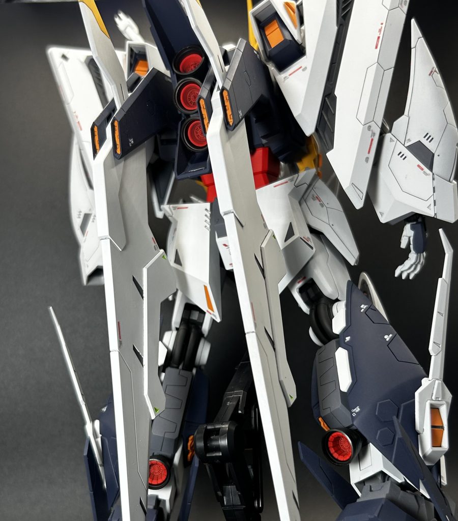 バックパックは上部を切り飛ばしプラ板で新造、1/100MSバーニアを装着しています。脚部バーニアも1/100MSバーニアに変更。