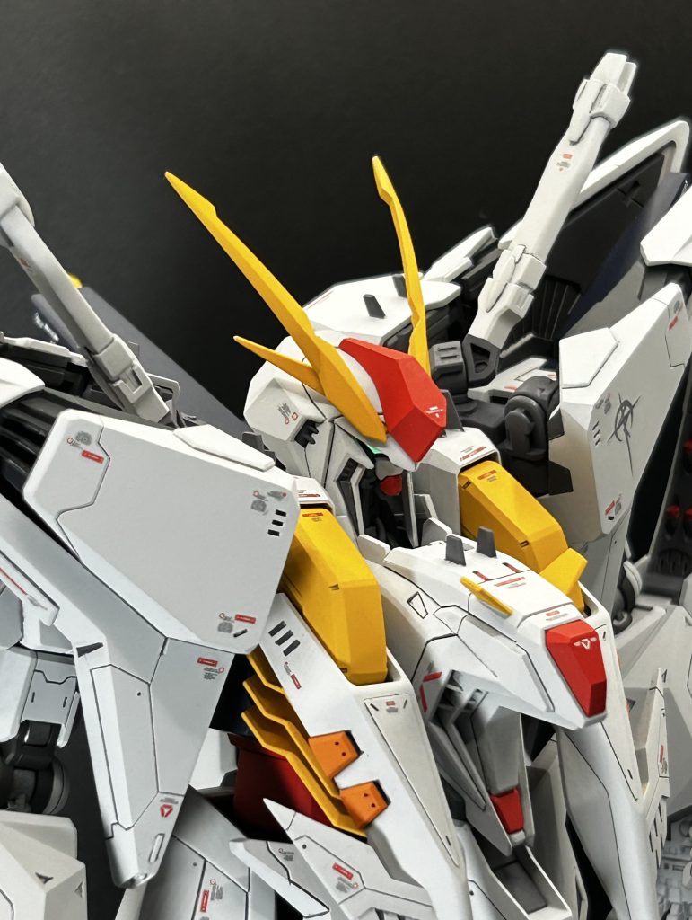 アンテナを少し寝かせるような角度に変更、後頭部はプラ板で1㍉、ななめの部分は0.5㍉大型化しています。ビームサーベルはパテで形状変更。その他にも細かく手を入れています。デカールは閃光のハサウェイ汎用①、RG νガンダム用を使用しています。