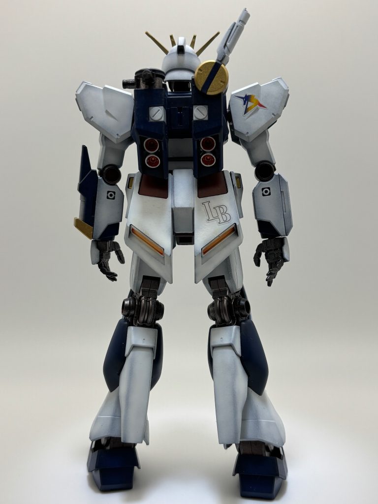 背面です。ロングレンジフィンファンネルを外した状態です。バックパックのバーニアはガンダムマーカーのシャインシルバーで塗装し、内部はリアルタッチマーカーのオレンジ1で塗りました。（ちょっと手抜きです）デカールはほぼ付属品ですが、スカート部分だけ余ってたデカールを貼りました。