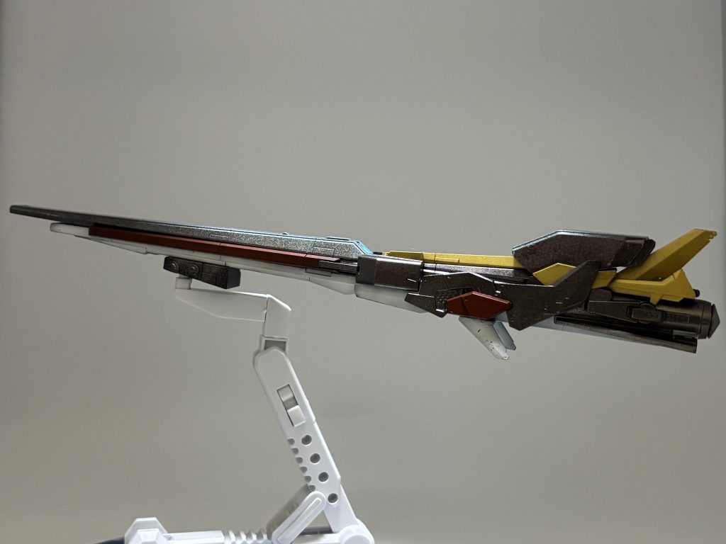 ロングレンジフィンファンネルです。ガンダムマーカーのヘビーガンメタリックとゴールドMr.カラー紅色（日本海軍機用）日本海軍国旗マーク色で塗り分けました。&nbsp;