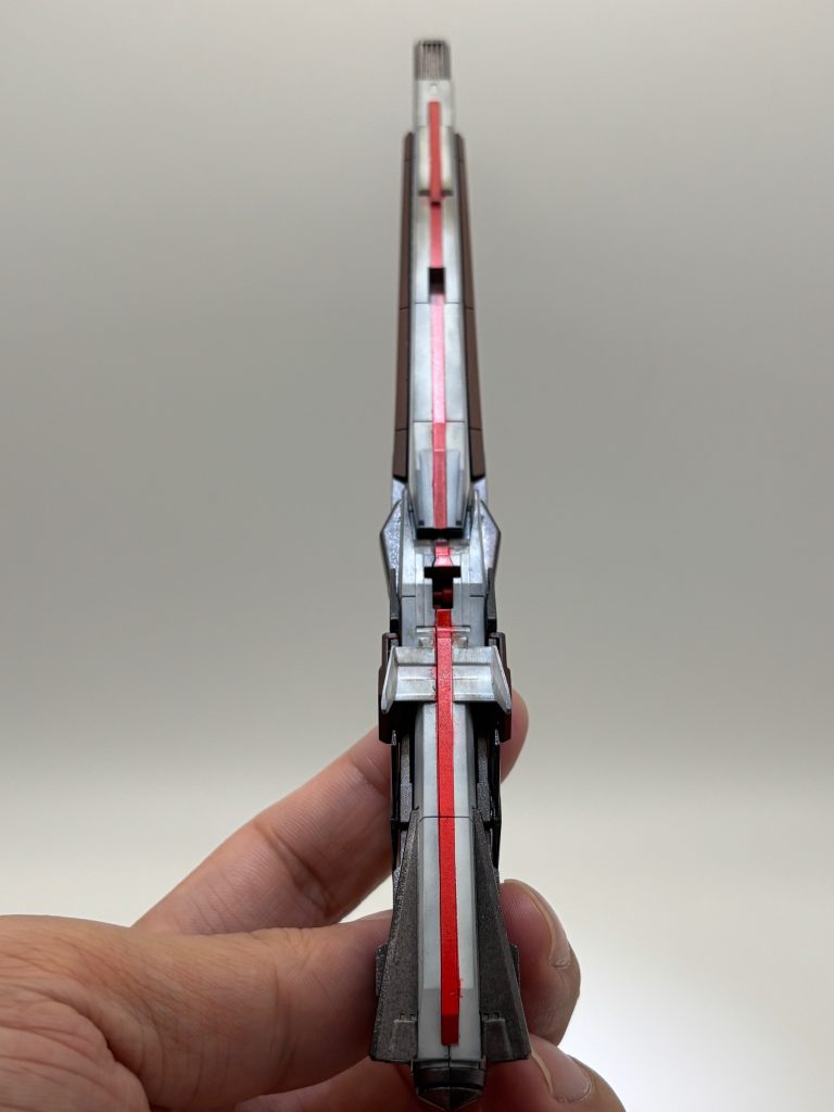 ロングレンジフィンファンネルの裏の部分。中央のラインはガンダムマーカーのロイヤルメタレッドで塗りました。付属のシールをマスキングテープ代わりに使って塗り分けました。