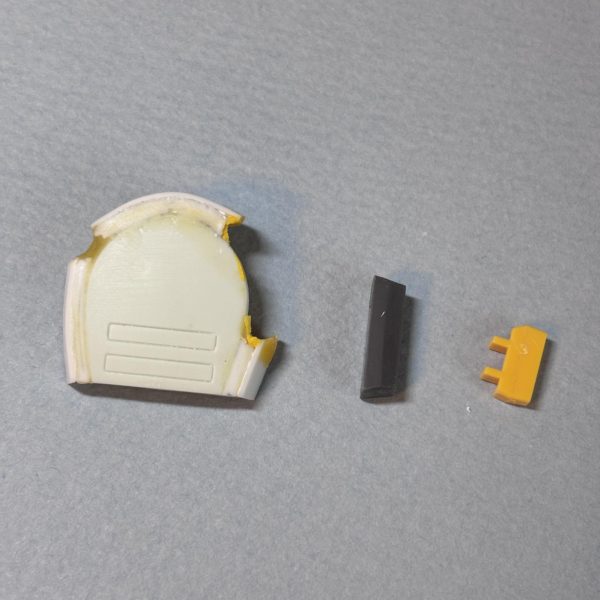 MGフルアーマーZZ verカトキにHGUC ZZを寄せて行こうの第9週（〜4/26）です。お顔の改造は終わったので脚部の改造に入りました。プラ板とパテでモリモリです。なんか雰囲気出てきたと思いません😊❓2枚目は現状正面、3枚目は素組み正面。4枚目は腰回り、脚関節は後ハメ化しました。曲げると付け根が露出するのでカバーあとで作ります。ふんどしは1mm上にあげてます（これでお腹の境目が見えなくなりました）太ももは長さそのままに1mm幅を増やしました。5枚目はスネ以降。脚の長さはスネを5mm延長し、関連パーツも延長しました。膝の突起も延ばしてます。6枚目の両脇のスラスターは外形マシマシです。ダクト類は大きくするの大変だから既製品使いました。7枚目は扉の写真の再掲です。ふくらはぎに追加装甲があるみたいなのでプラ板削ります。ヤスリまくってます。🤣粉まみれです😇（6枚目）