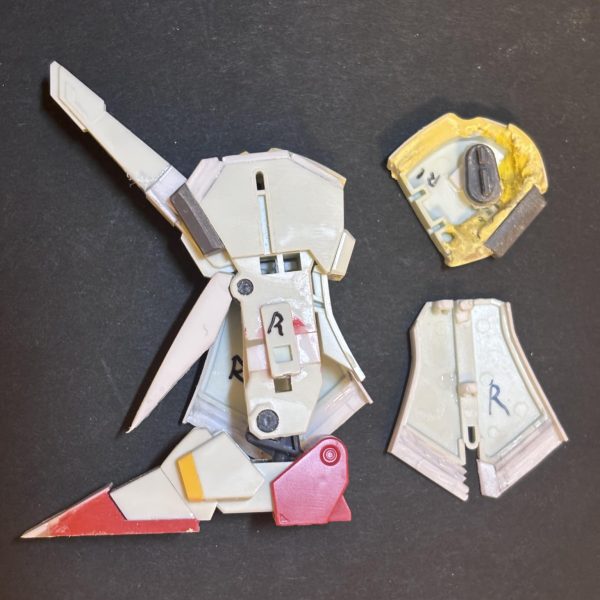 MGフルアーマーZZ verカトキにHGUC ZZを寄せて行こうの第9週（〜4/26）です。お顔の改造は終わったので脚部の改造に入りました。プラ板とパテでモリモリです。なんか雰囲気出てきたと思いません😊❓2枚目は現状正面、3枚目は素組み正面。4枚目は腰回り、脚関節は後ハメ化しました。曲げると付け根が露出するのでカバーあとで作ります。ふんどしは1mm上にあげてます（これでお腹の境目が見えなくなりました）太ももは長さそのままに1mm幅を増やしました。5枚目はスネ以降。脚の長さはスネを5mm延長し、関連パーツも延長しました。膝の突起も延ばしてます。6枚目の両脇のスラスターは外形マシマシです。ダクト類は大きくするの大変だから既製品使いました。7枚目は扉の写真の再掲です。ふくらはぎに追加装甲があるみたいなのでプラ板削ります。ヤスリまくってます。🤣粉まみれです😇（5枚目）