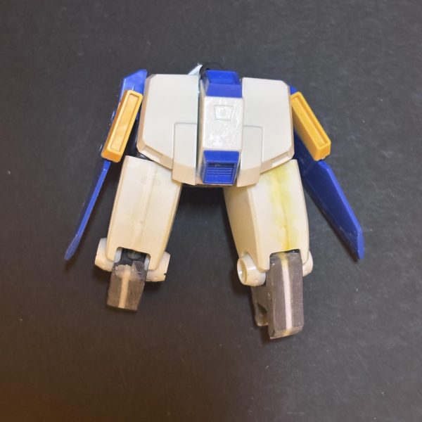 MGフルアーマーZZ verカトキにHGUC ZZを寄せて行こうの第9週（〜4/26）です。お顔の改造は終わったので脚部の改造に入りました。プラ板とパテでモリモリです。なんか雰囲気出てきたと思いません😊❓2枚目は現状正面、3枚目は素組み正面。4枚目は腰回り、脚関節は後ハメ化しました。曲げると付け根が露出するのでカバーあとで作ります。ふんどしは1mm上にあげてます（これでお腹の境目が見えなくなりました）太ももは長さそのままに1mm幅を増やしました。5枚目はスネ以降。脚の長さはスネを5mm延長し、関連パーツも延長しました。膝の突起も延ばしてます。6枚目の両脇のスラスターは外形マシマシです。ダクト類は大きくするの大変だから既製品使いました。7枚目は扉の写真の再掲です。ふくらはぎに追加装甲があるみたいなのでプラ板削ります。ヤスリまくってます。🤣粉まみれです😇（4枚目）