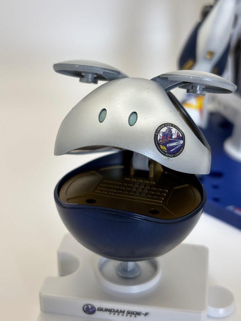 上部開口状態。内部はガンダムマーカー ガンダムゴールドで塗装。目の部分はガンダムマーカー 光の翼ホロブルーを塗りましたが、面積狭いので全然ホロ感ありません😭でも、元の色味に近い感じでラメっぽくなったのでヨシとします👍