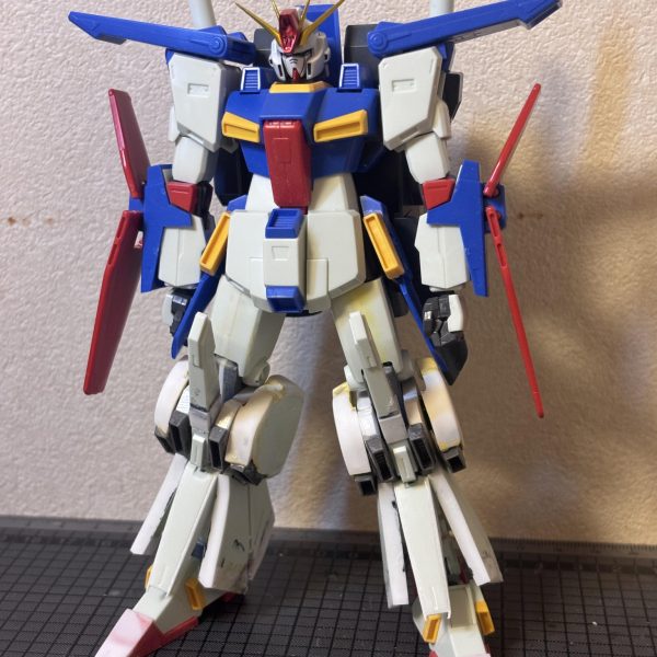 MGフルアーマーZZ verカトキにHGUC ZZを寄せて行こうの第9週（〜4/26）です。お顔の改造は終わったので脚部の改造に入りました。プラ板とパテでモリモリです。なんか雰囲気出てきたと思いません😊❓2枚目は現状正面、3枚目は素組み正面。4枚目は腰回り、脚関節は後ハメ化しました。曲げると付け根が露出するのでカバーあとで作ります。ふんどしは1mm上にあげてます（これでお腹の境目が見えなくなりました）太ももは長さそのままに1mm幅を増やしました。5枚目はスネ以降。脚の長さはスネを5mm延長し、関連パーツも延長しました。膝の突起も延ばしてます。6枚目の両脇のスラスターは外形マシマシです。ダクト類は大きくするの大変だから既製品使いました。7枚目は扉の写真の再掲です。ふくらはぎに追加装甲があるみたいなのでプラ板削ります。ヤスリまくってます。🤣粉まみれです😇（7枚目）