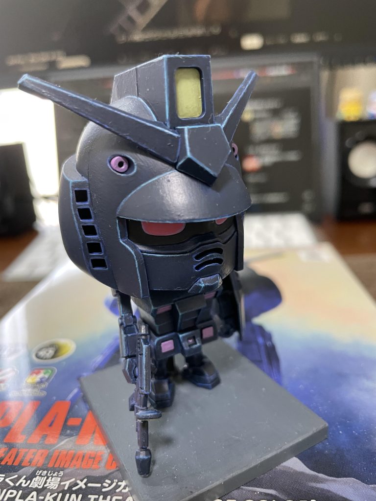 斜め上から。箱絵の強いコントラストは水色でレイヤリングしました。