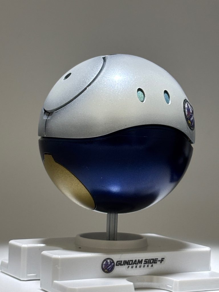 ボール状態です。水性ホビーカラー ブラックサーフェイサー1000から立ち上げています。上半分はMr.カラー キャラクターホワイトでグラデーション塗装後にMr.クリスタルカラー ダイヤモンドシルバーでパール塗装。下半分はガイアカラー スターブライトアイアンからMr.クリアカラー GXディープクリアブルーでキャンディ塗装をしました。脚部格納部分のカバーはガンダムマーカー ガンダムゴールドを吹いています。