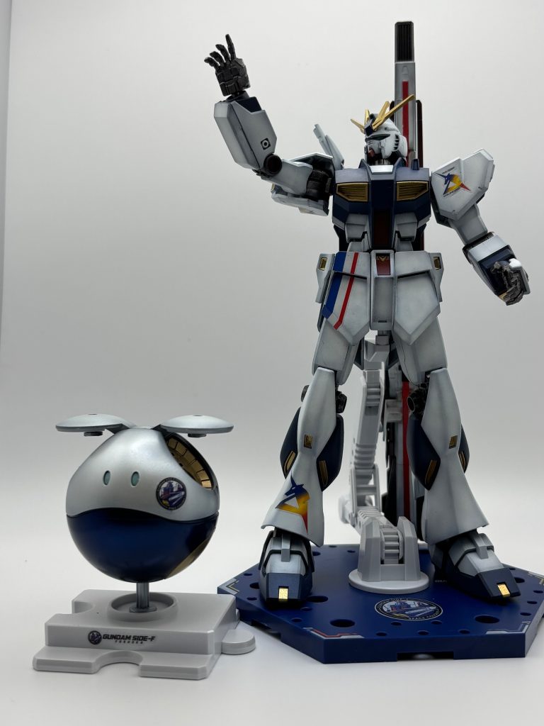 前回ご紹介したνガンダムと並べてみます。いいですねぇ✨どちらも落ち着いた色味にしたので、ちょっと高級感増したかなと(gundam-kao3)νガンダムは全体的にマットな質感、ハロは若干の光沢感で2体並べた時に違和感あったらどうしようかと思いましたが、バランスは取れている気がします。いや、取れてる！うん！