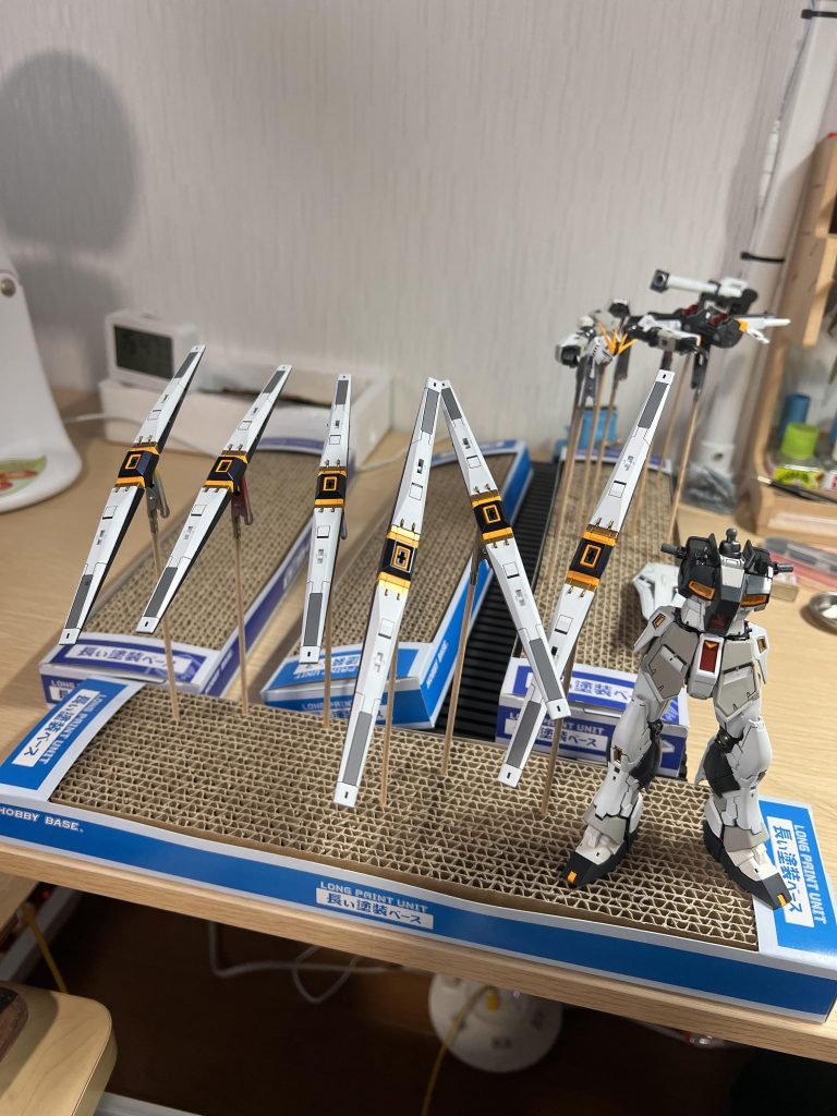 塗装レシピ本体白1 ガイヤノーツ　アルティメットホワイト本体白2 ガイヤノーツ　ライトガルグレー本体黒　ガイヤノーツ　ミッドナイトブルーアンテナ他　ガイヤノーツ　ビビットオレンジフレーム　クレオス　メタルブラックファンネル　ガイヤノーツ　プリズムブルーブラック参考になれば幸いです。