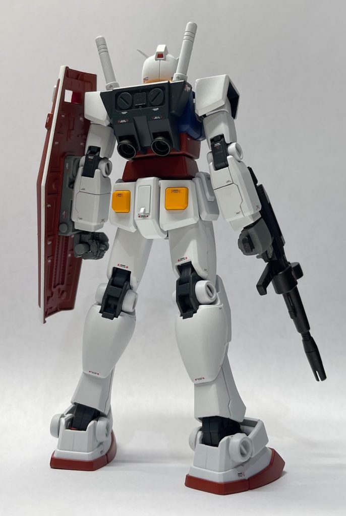 腕とバックパックにはシールド保持用にネオジウム磁石を埋め込んでます。また、デカールは宇宙世紀初期のMSなので近代的なマーキング(立像ガンダムやユニコーン的なマーキングデザイン)を避けたいってのがあって、スジボリ堂さんのロボデカール注意書きマーク02のホワイト/レッド、グレー/レッドを使用してます。ビームライフル、シールドのみ兵装メーカーのボウワ社センス(少し近代的なマーキング)のコーションデカールを貼っていて、危険度の高いメンテナンス箇所が多いが故に他のマーキングよりもわかりやすく他社よりも高次元なアプローチ方法の注意書きだったため、他のメーカーもボウワ社の書き方に追従する様になったというマイ設定で貼ってます。
