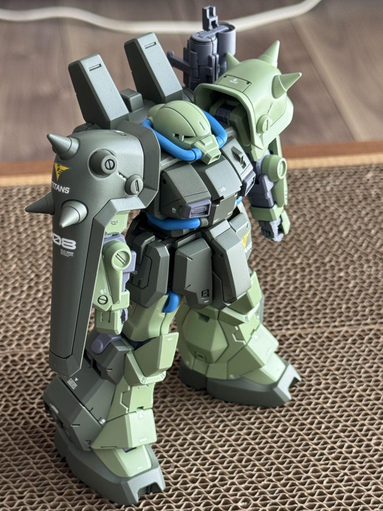 合わせ目もなく、とても作りやすいキットでした。スジボリを少しと右肩のシールドのトゲを改造。