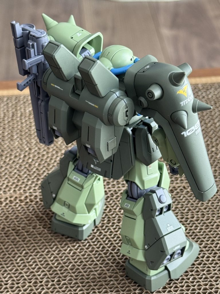 カラーはいつものザクカラーに少しグレーを加えてみました。