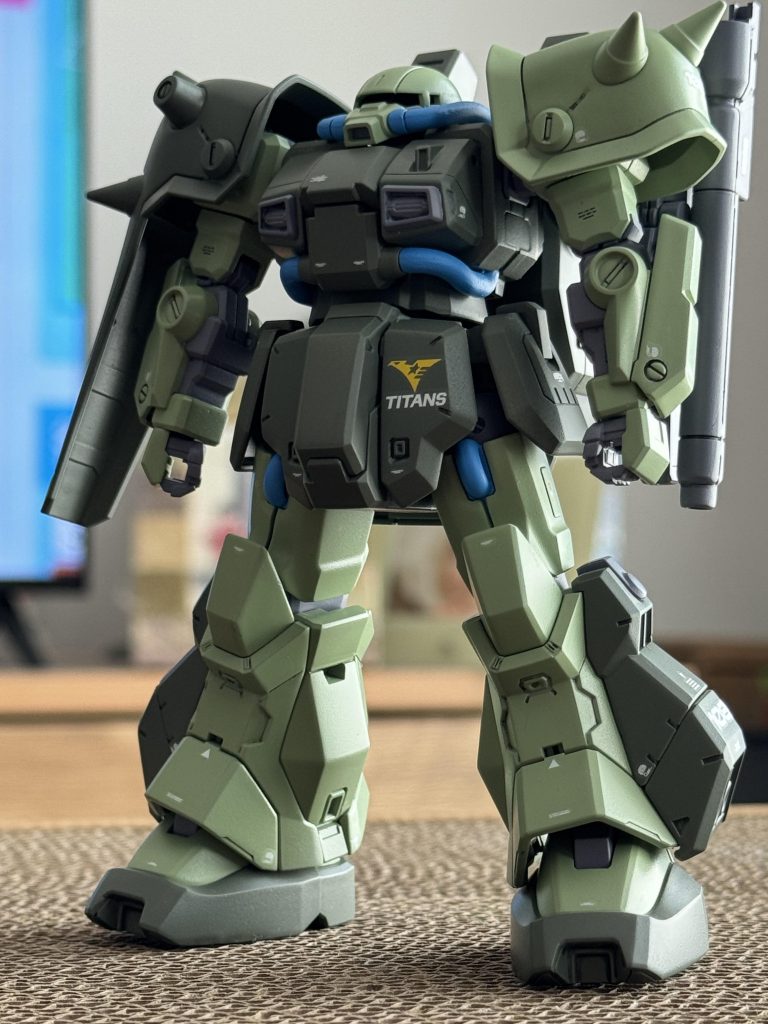 頭ペチャンコ、ゴリラ体型…