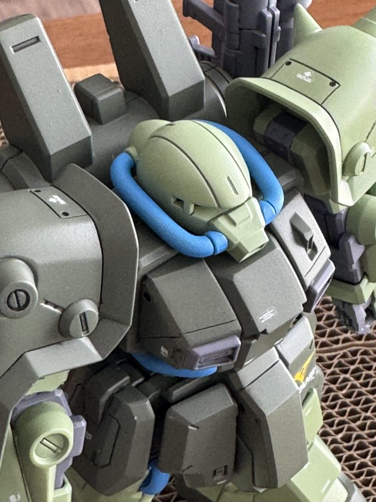 動力パイプは基本オレンジなのですが、ブルーに変更。胸のダクトもグレーに変えました。