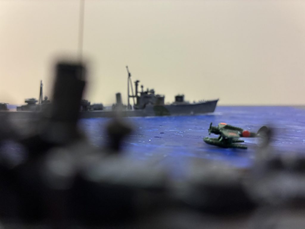 作品名：１９４４年９月マニラ湾<p>予算2000円の簡単ジオラマです。 ガンプラもやりながら艦船模型も作ってます。 駆逐艦初霜、駆逐艦竹、零式三座水上偵察機(足柄搭載機)です</p>
