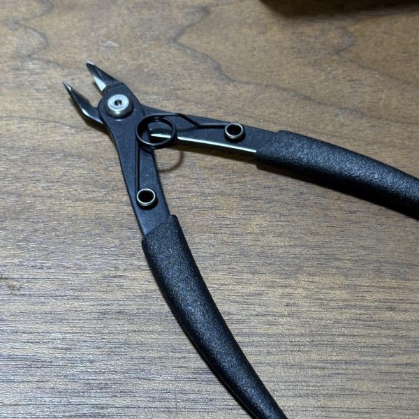 サフ乾燥待ちです…前回の改善点をしっかりと考えて。⭐︎塗装 ボディ、関節、手、武器、動力パイプの違いを明確に。⭐︎3体作りたいのでデカールを統一。新しいギアを…Xでフォローさせていただいている先輩方が使用されている【ミネシマ】さんのニッパー d-104が近所のエディオンで投売りしていたので購入😄とても使いやすいですね！今までは何処で買ったかメーカーも不明なニッパーを使っていました💦もう一つはパーツオープナー！今までカッターナイフを使用してましたが指を切ってしまい購入を決意！これも楽ですね〜。ガンプラライフ最高ですね！ご観覧ありがとうございます。（4枚目）