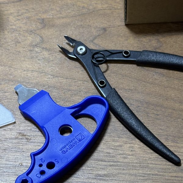 サフ乾燥待ちです…前回の改善点をしっかりと考えて。⭐︎塗装 ボディ、関節、手、武器、動力パイプの違いを明確に。⭐︎3体作りたいのでデカールを統一。新しいギアを…Xでフォローさせていただいている先輩方が使用されている【ミネシマ】さんのニッパー d-104が近所のエディオンで投売りしていたので購入😄とても使いやすいですね！今までは何処で買ったかメーカーも不明なニッパーを使っていました💦もう一つはパーツオープナー！今までカッターナイフを使用してましたが指を切ってしまい購入を決意！これも楽ですね〜。ガンプラライフ最高ですね！ご観覧ありがとうございます。（6枚目）