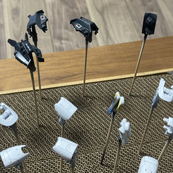 少しずつですが進行中です。塗装カラーが決まったので自分保存用に…高機動型ザクⅡ 黒い三連星仕様⚫︎水性ホビーカラー54番 ネイビーブルー頭、上半身、肩、シールド、腕、甲、足⚫︎水性ホビーカラー55番 ミッドナイトブルーひざ、足の甲、靴⚫︎水性ホビーカラー12番 つや消しブラックモノアイレール⚫︎水性ホビーカラー513番 ジャーマングレートマホーク、足の付け根の丸い部分、バーニア⚫︎水性ホビーカラー24番 オレンジイエローバーニア内部、武器のポイント⚫︎水性ホビーカラー22番 グレー武器類、各関節、動力パイプ、ランドセル⚫︎水性ホビーカラーのホワイト+309番デスティニーのライトグレー太もも、太ももの丸い外部関節カバー、靴の甲、脚部のバーニアカバー⚫︎つや消しホワイトかホワイトランドセルの一部⚫︎油性の黒のマジックランドセルの一部HGザクⅡF2の在庫がなくなったのであと2キット💦オルテガの高機動型も用意しないと💦黒い三連星を仕上げてしまいたいです。(2枚目)