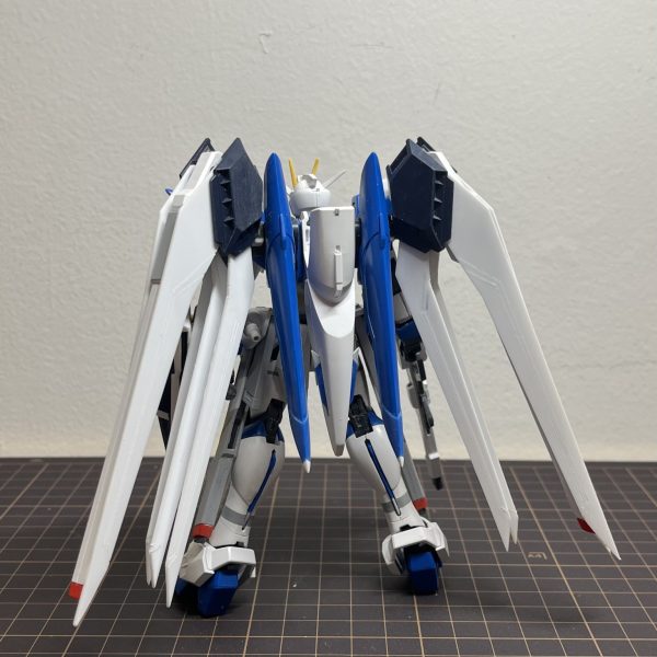 お久しぶりです全体のバランスを確認しつつ、ディテールを乗せていくところまで終了しました。あとはサフって、傷の修正が済んだら塗装します😆（2枚目）