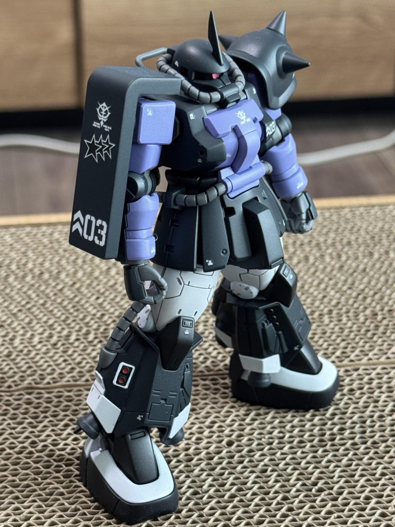 右サイコロ肩のモールドはUVレジンで埋めました。
