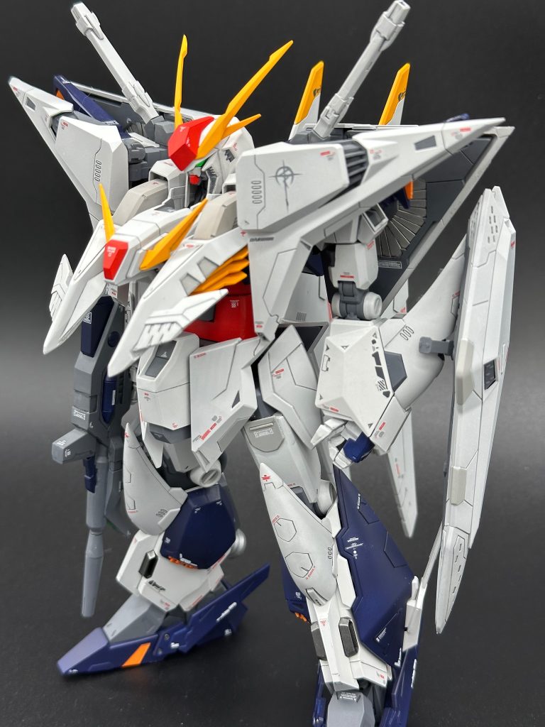 異形ながらも「ガンダムである事」を意識してプロポーション改修をしました。