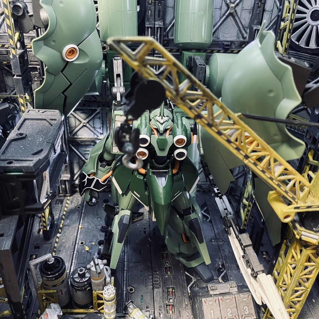 経年劣化か保管の方法が悪かったのか、今回出して写真を撮ろうとしたところ、腰の軸が折れ、バインダーの角度を変えようとするとアームが折れ、そしてどこに行ったファンネルミサイル…リアルにリペアをしなければならなくなっており、いつかカッコよく作ると心に誓いまたそっとしまいました😭