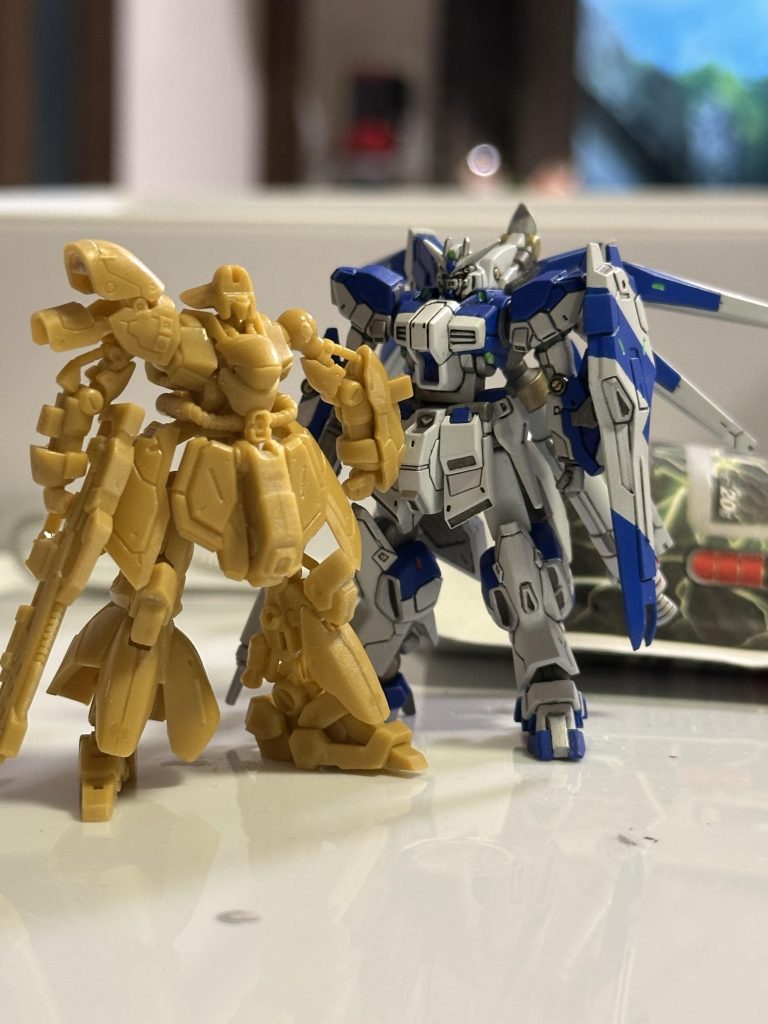 作品名：サザビー製作中<p>第一弾のハイニューと比べるとかなりメカニカルになった感じでパーツの切り出しがすごく楽になったと思います。足の合わせ目を消すと内部フレームの塗装がなかなか大変そうですね💦</p>
