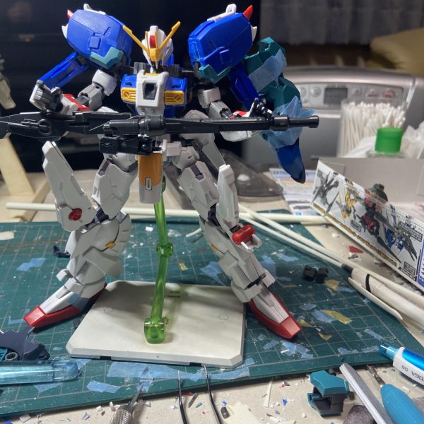 あのポーズをHGで再現するとなると結構な改造しないとキビシイですね😅プロペラント作るしかないんですかねー久しぶりにスクラッチしてます。下手くそで泣きたくなります。でもやります！コレの為にEx-sを寝かせてたんで🤣ついでにインコム展開やらも作ってます。HGはほんと動かなくてやり甲斐があります！（5枚目）