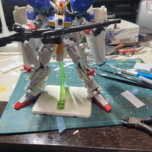 あのポーズをHGで再現するとなると結構な改造しないとキビシイですね😅プロペラント作るしかないんですかねー久しぶりにスクラッチしてます。下手くそで泣きたくなります。でもやります！コレの為にEx-sを寝かせてたんで🤣ついでにインコム展開やらも作ってます。HGはほんと動かなくてやり甲斐があります！（3枚目）