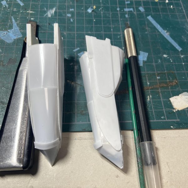 あのポーズをHGで再現するとなると結構な改造しないとキビシイですね😅プロペラント作るしかないんですかねー久しぶりにスクラッチしてます。下手くそで泣きたくなります。でもやります！コレの為にEx-sを寝かせてたんで🤣ついでにインコム展開やらも作ってます。HGはほんと動かなくてやり甲斐があります！（2枚目）