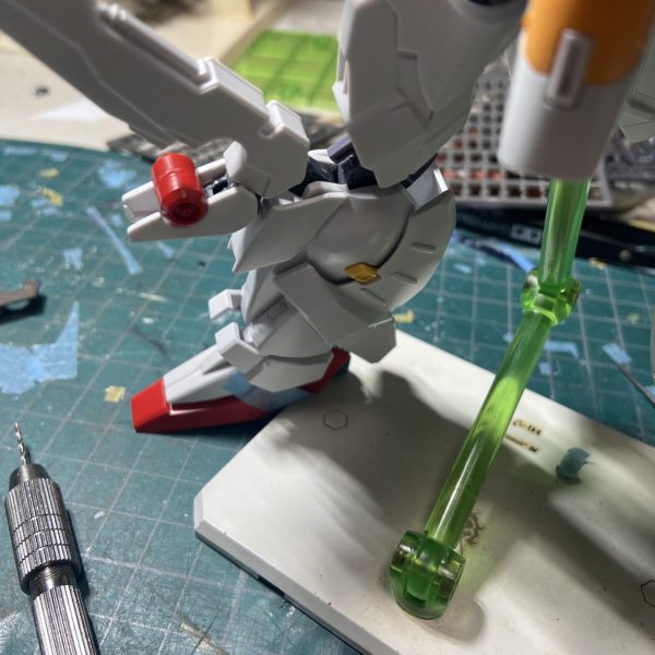 あのポーズをHGで再現するとなると結構な改造しないとキビシイですね😅プロペラント作るしかないんですかねー久しぶりにスクラッチしてます。下手くそで泣きたくなります。でもやります！コレの為にEx-sを寝かせてたんで🤣ついでにインコム展開やらも作ってます。HGはほんと動かなくてやり甲斐があります！（4枚目）