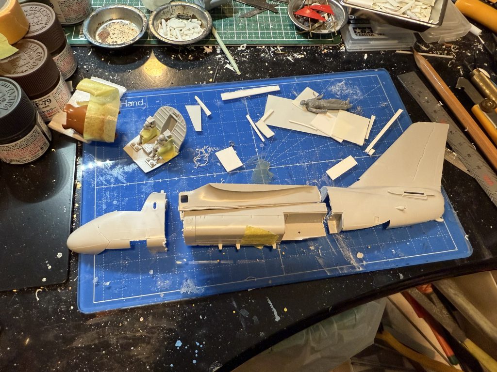 バイキング切断.もう後には引けない.要は航空機としての翼のモールドが一番欲しかったので,そこを切り抜き.機種と尾翼は使いません.