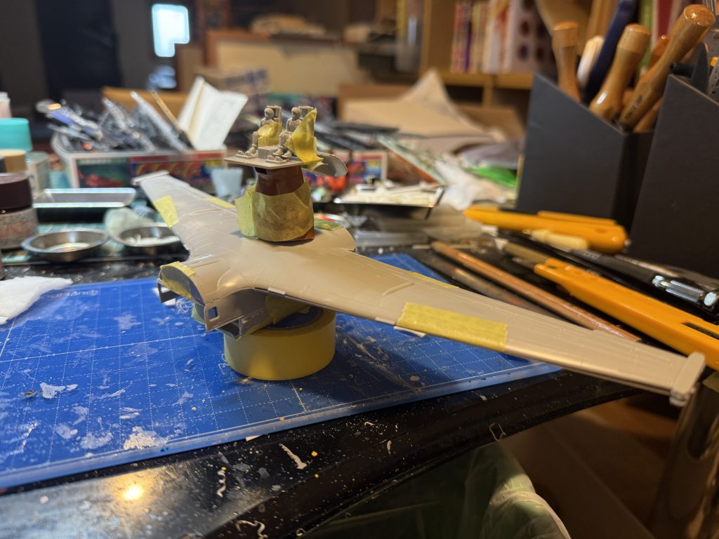 ルッグンは翼の上にコクピットがあるという変態構造.アメリカ軍のパイロットを座席毎上に乗って貰いました.途中の茶色の支柱は1/144ガルマザクの脛です.