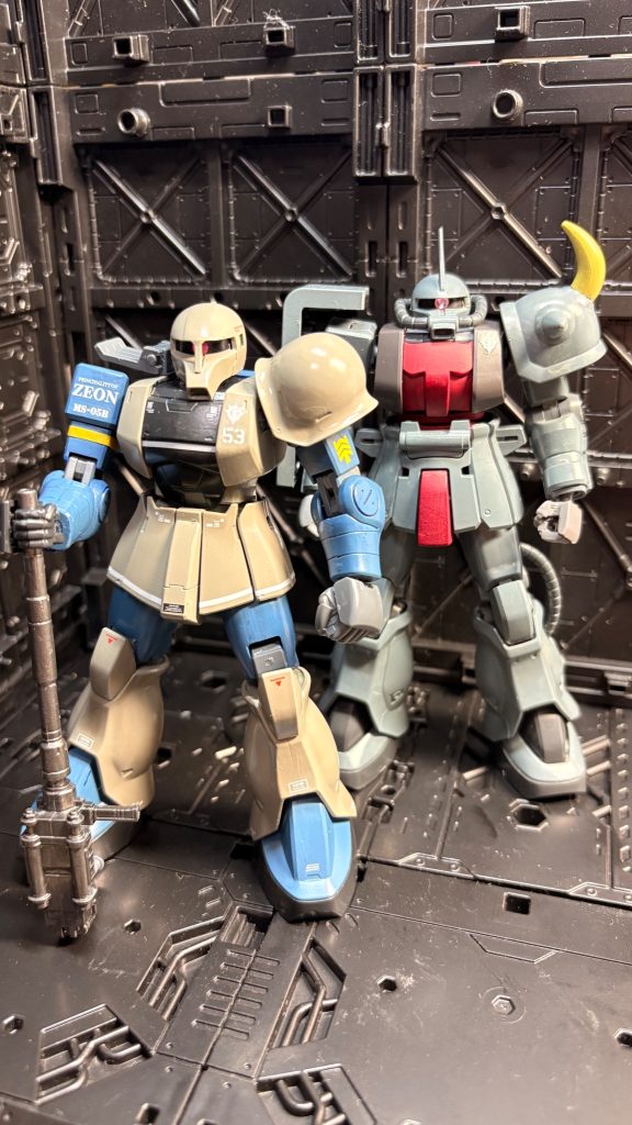 陽の目を見ることの無いであろうザクと一緒に。ジャンクパーツで組み立てています。ケリー・レズナーさんが作った事にでもしておきましょう。