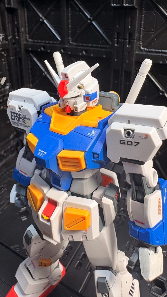 今回もブルーはクレオスの水性ホビーカラー「フリーダムブルー」を使用しています。ガンダムのブルーは概ねこの色を使っています。