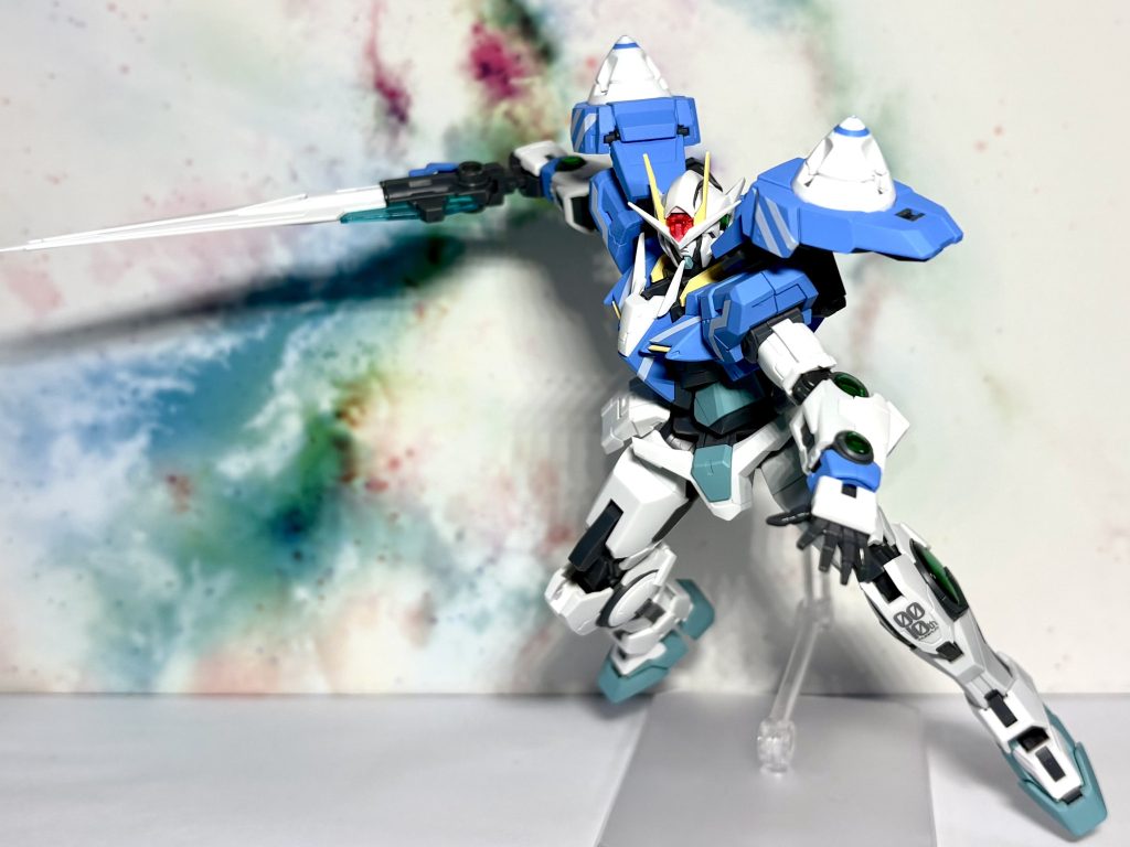HGダブルオーガンダムをオマージュして武装はGNソードⅡのみ製作しています！マーキングシールはHG10周年記念カラーに付属のものをそのまま使用しています。