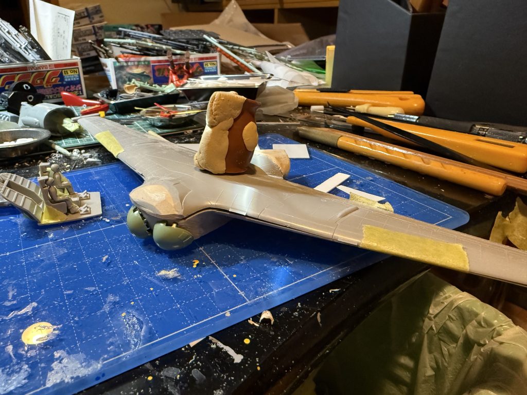 ザクの脛や翼の頭ににエポパテ持ってひたすら削り出し.ルッグンの機種の丸いボールみたいなレーダードーム?は1/144F2ザクの余った頭.