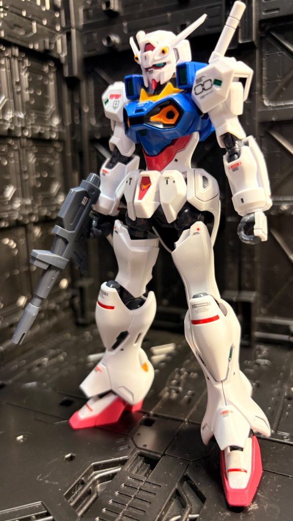 UCエンゲージは遊んでませんが、このガンダムって女性っぽいですね。なので赤いパーツは今回、クレオスの「ルナマリア専用機ピンク」を使用して柔らかい赤にしてみました。