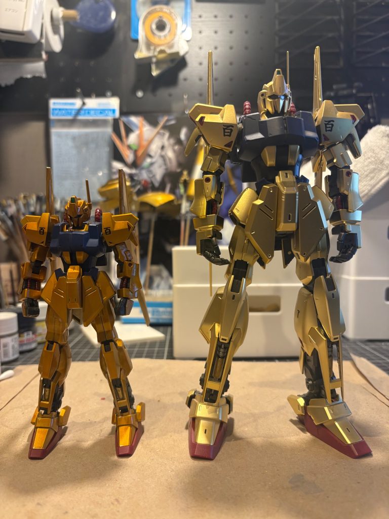 MG百式Ver .2.0と。このMGの発売は11年前。MG百式はとても綺麗なメッキ仕上げで、パチ組でも満足度高い。今回塗装したHGは、いかにもゴールドのメッキっぽい濃い黄色になってしまったのですが、これはこれで好み。