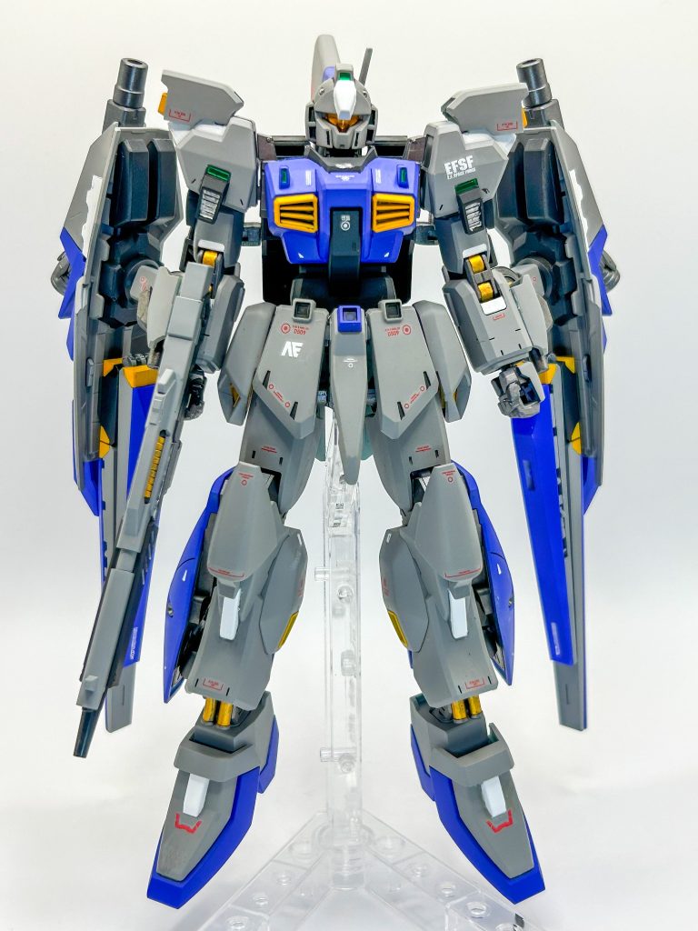 正面。頭部＝ジムカスタム腰部、つま先＝リガズィ他＝マークII全体にリガズィの下半身をメインにミキシングしていき、バックパックにはオプションパーツのファンファンネルセットを使ってシールドとファンネルを装備しました。また、ビルダーズパーツのバーニアとスラスターも使用しています。