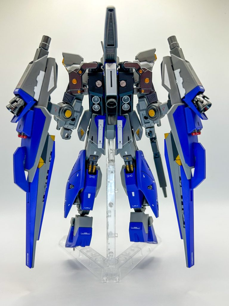 背面。マークIIのサーベル基部を切り取り、削ってプラ板で蓋してリアアーマーに接着し、ビームサーベルも所持。オプションパーツのダブルフィンファンネル用のバックパックは1パーツ成形なのでスラスターの塗り分けが面倒でした、、、シールドはヴァリアブルポッドに付いてくるシールド基部と、リガズィの肩パーツで取り付けて可動できるようにしました。光の当たり具合で色が違って見えますが、ヴァリアブルポッドの部分もスターブライトアイアンです。&nbsp;