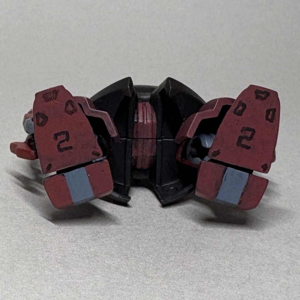 ヤザン機　下から後から塗装した2号機のみ、劇中のように足裏の数字を書き込みました。