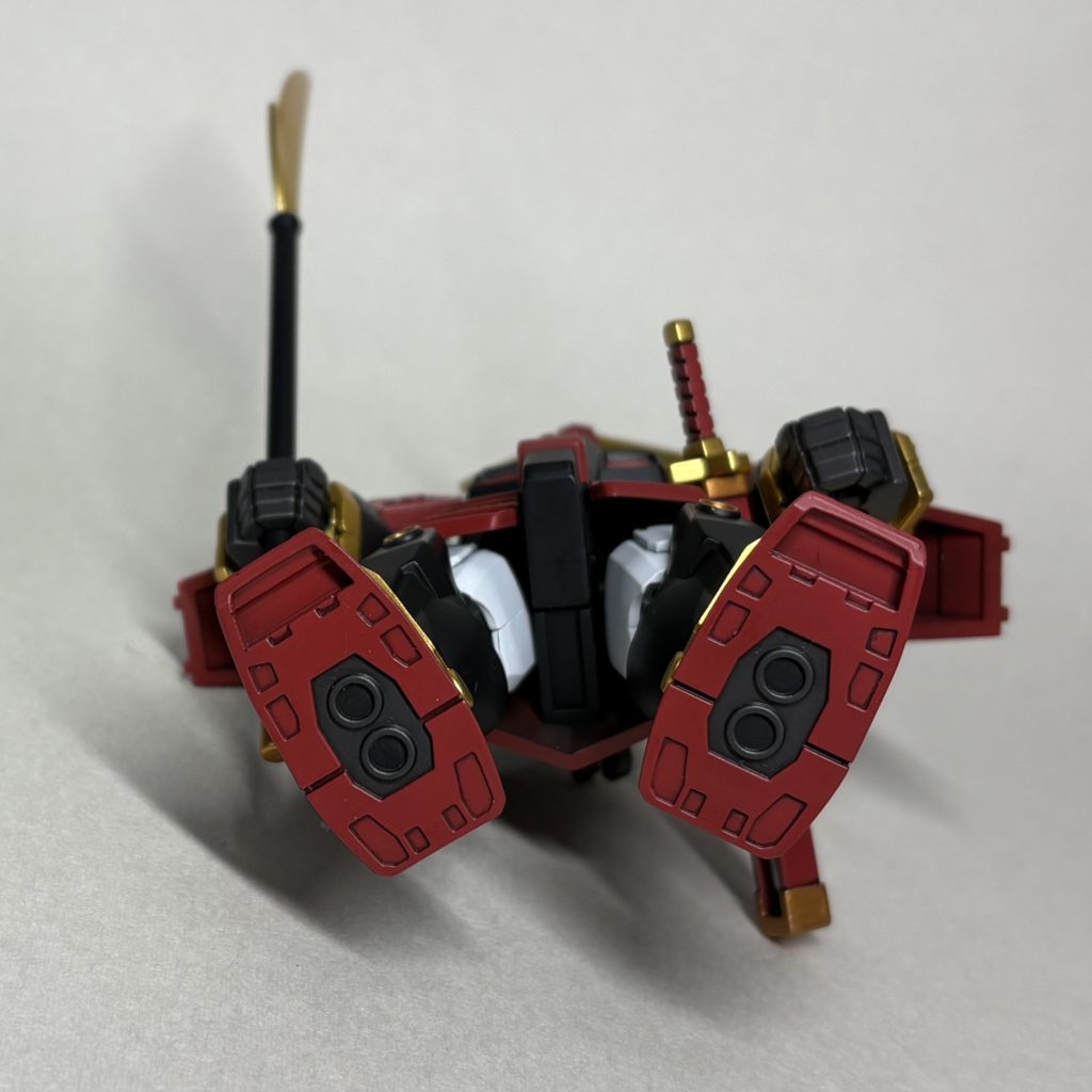 下から足裏に肉抜き穴があるものの、HGシリーズくらいのディティールが施されています。